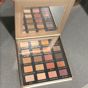 Iconic 
Day To Slay Eyeshadow Palette